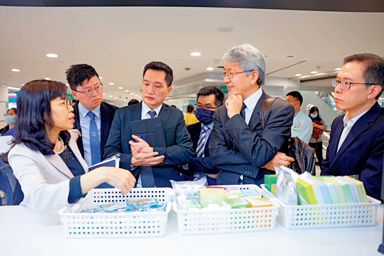 　　圖：香港中醫醫院訪問團到訪廣東省中醫院，一行人參觀了藥房。